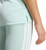 Detail eines Damen-Adidas-Outfits mit ClimaCool-Logo und Streifen.