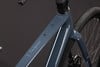 Detail eines grauen Gravelbike-Rahmens mit der Aufschrift NUROAD RACE.