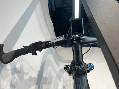 Detail eines Bosch E-Bike-Lenkers mit Display und Bedienelement. Detail eines Bosch E-Bike-Lenkers mit Display und Bedienelement.