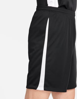 Schwarze Sporthose mit weißem Streifen an der Seite. Schwarze Sporthose mit weißem Streifen an der Seite.