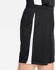 Schwarze Sporthose mit weißem Streifen an der Seite.