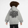Grauer Kapuzenpullover mit Nike Athletic Dept. Logo auf dem Rücken.