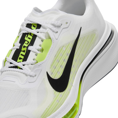 Fehér Nike futócipő fekete pipával és neon zöld részletekkel. Fehér Nike futócipő fekete pipával és neon zöld részletekkel.