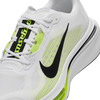 Fehér Nike futócipő fekete pipával és neon zöld részletekkel.