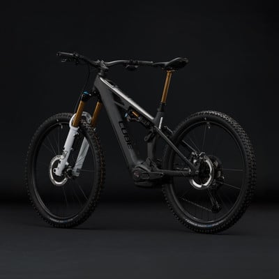 Cube Fullsuspension E-Bike mit schwarzem Rahmen und goldenen Akzenten. Cube Fullsuspension E-Bike mit schwarzem Rahmen und goldenen Akzenten.
