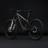 Cube Fullsuspension E-Bike mit schwarzem Rahmen und goldenen Akzenten.