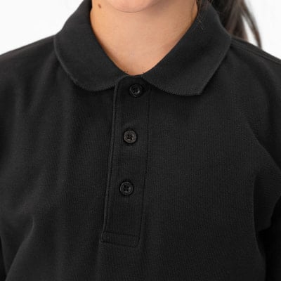 Detailaufnahme eines schwarzen Poloshirts mit Kragen und drei Knöpfen. Detailaufnahme eines schwarzen Poloshirts mit Kragen und drei Knöpfen.