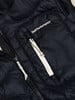 Detail einer schwarzen Daunenjacke mit Peak Performance Logo und Reißverschluss.