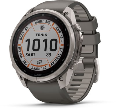 Eine Garmin Fenix Smartwatch mit grauem Armband und einem Display, das Daten anzeigt.
