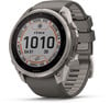 Eine Garmin Fenix Smartwatch mit grauem Armband und einem Display, das Daten anzeigt.