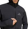 Schwarze Herrenjacke mit Kapuze und Adidas-Logo, Ärmeldetail mit Daumenöffnung.