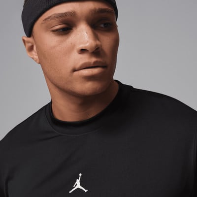 Mann in schwarzem Jordan-Shirt mit schwarzem Stirnband. Mann in schwarzem Jordan-Shirt mit schwarzem Stirnband.