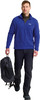 Ein Mann in einem blauen Fleece-Pullover und schwarzer Hose trägt einen Rucksack.