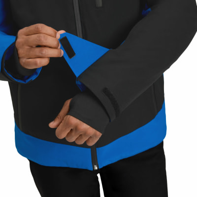 Ein Mann schließt Klettverschluss am Ärmel einer schwarzen Jacke mit blauen Akzenten. Ein Mann schließt Klettverschluss am Ärmel einer schwarzen Jacke mit blauen Akzenten.