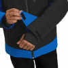 Ein Mann schließt Klettverschluss am Ärmel einer schwarzen Jacke mit blauen Akzenten.