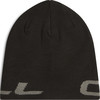 Schwarze Strickmütze mit grauem Logo auf der Vorderseite.