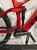 Detail der Hinterradfederung und SRAM GX-Kurbel an einem roten E-Bike.