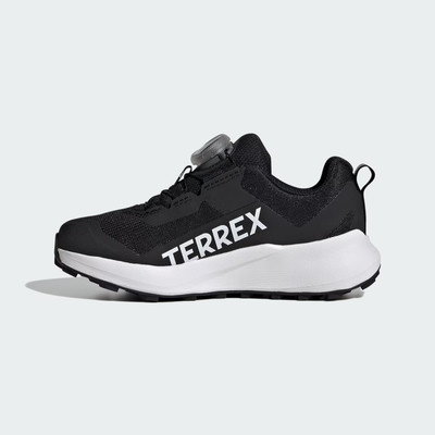 Černá běžecká obuv Adidas Terrex s bílým logem a BOA systémem. Černá běžecká obuv Adidas Terrex s bílým logem a BOA systémem.