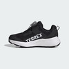 Černá běžecká obuv Adidas Terrex s bílým logem a BOA systémem.