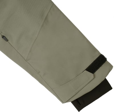 Grüne Jacke mit verstellbarem Klettverschluss-Ärmelbündchen.