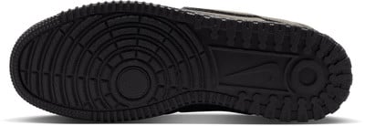 Blick auf die schwarze Sohle eines Nike Air Force 1 Schuhs mit ausgeprägtem Profil. Blick auf die schwarze Sohle eines Nike Air Force 1 Schuhs mit ausgeprägtem Profil.