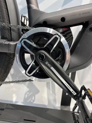 Detail der Bosch E-Bike-Kurbelgarnitur mit Kette und Pedal.