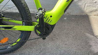Detail des E-Bike-Rahmens mit Pedal, Kette und Hinterrad. Detail des E-Bike-Rahmens mit Pedal, Kette und Hinterrad.