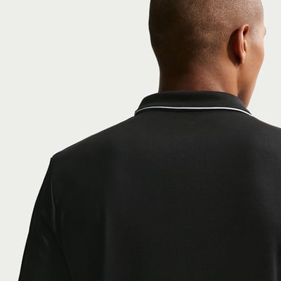 Rückansicht eines Mannes in einem schwarzen Polohemd mit weißer Kragenpaspel. Rückansicht eines Mannes in einem schwarzen Polohemd mit weißer Kragenpaspel.