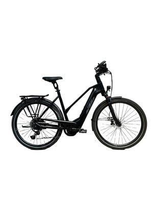 Schwarzes KTM E-Bike mit Gepäckträger und Schutzblechen auf weißem Hintergrund.