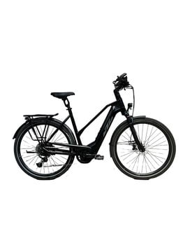Schwarzes KTM E-Bike mit Gepäckträger und Schutzblechen auf weißem Hintergrund.