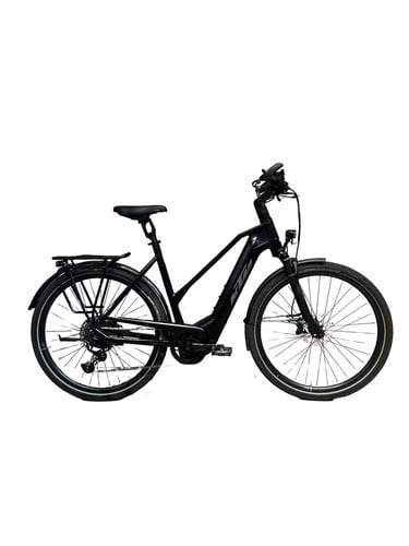 Schwarzes KTM E-Bike mit Gepäckträger und Schutzblechen auf weißem Hintergrund.