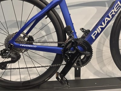 Ein blaues Pinarello Rennrad mit Shimano Schaltwerk und Kurbelgarnitur. Ein blaues Pinarello Rennrad mit Shimano Schaltwerk und Kurbelgarnitur.