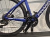 Ein blaues Pinarello Rennrad mit Shimano Schaltwerk und Kurbelgarnitur.