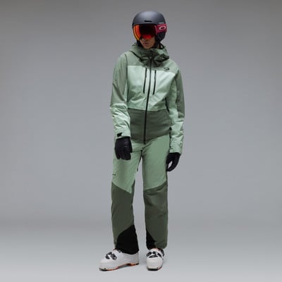 Ein Skianzug in Pastellfarben mit Helm und Brille.