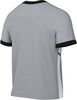 Graues T-Shirt mit schwarzem Kragen und Ärmelbündchen, mit Seitenstreifen.
