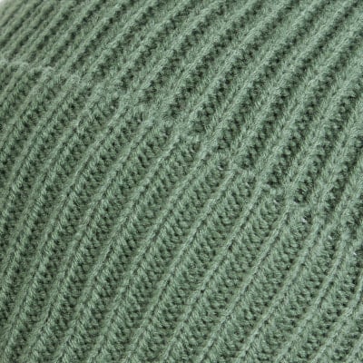 Detail eines Strickmusters mit diagonalem Muster in grünem Farbton. Detail eines Strickmusters mit diagonalem Muster in grünem Farbton.
