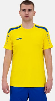 Mann in einem gelben T-Shirt mit blauen Streifen an Schultern und Ärmeln. Mann in einem gelben T-Shirt mit blauen Streifen an Schultern und Ärmeln.