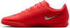 Červená futbalová obuv s béžovým logom Nike a textúrovaným povrchom.