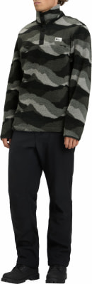 Mann in schwarzer Hose und Camouflage-Fleecejacke. Mann in schwarzer Hose und Camouflage-Fleecejacke.