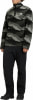 Mann in schwarzer Hose und Camouflage-Fleecejacke.