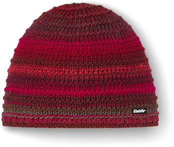 Gestrickte Mütze mit Streifenmuster in Rot- und Brauntönen.