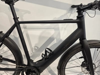 Schwarzes E-Bike mit dunklem Rahmen und Schutzblechen. Schwarzes E-Bike mit dunklem Rahmen und Schutzblechen.