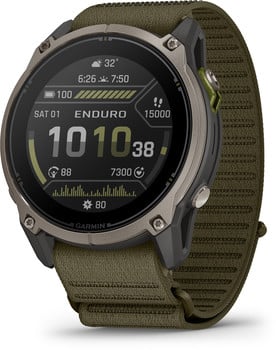 Eine Garmin Enduro Smartwatch mit militärischem Design und grünem Textilarmband.