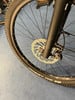 Nahaufnahme eines Mountainbike-Vorderrads mit Scheibenbremse.