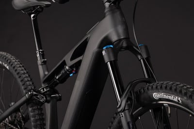 Schwarzes Mountain-E-Bike mit Stoßdämpfern und Federung im Detail. Schwarzes Mountain-E-Bike mit Stoßdämpfern und Federung im Detail.
