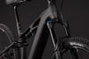 Schwarzes Mountain-E-Bike mit Stoßdämpfern und Federung im Detail.
