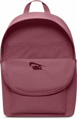 Ein rosa Nike-Rucksack mit Logo auf der Vorderseite und mehreren Taschen.