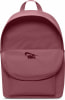 Ein rosa Nike-Rucksack mit Logo auf der Vorderseite und mehreren Taschen.