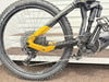 Die Rückseite eines gelben Mountainbikes mit Dämpfer und Kette.