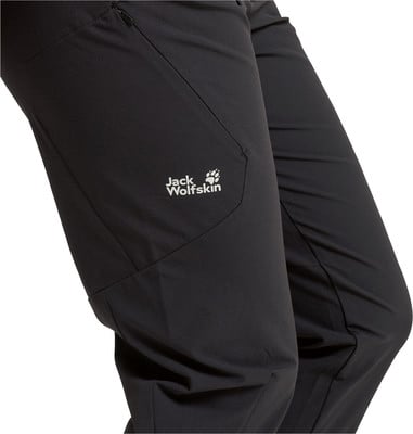 Schwarze Hose mit Jack Wolfskin Logo auf dem Oberschenkel. Schwarze Hose mit Jack Wolfskin Logo auf dem Oberschenkel.